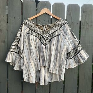 Size large, fits a little big. beautiful with jeans in the fall!